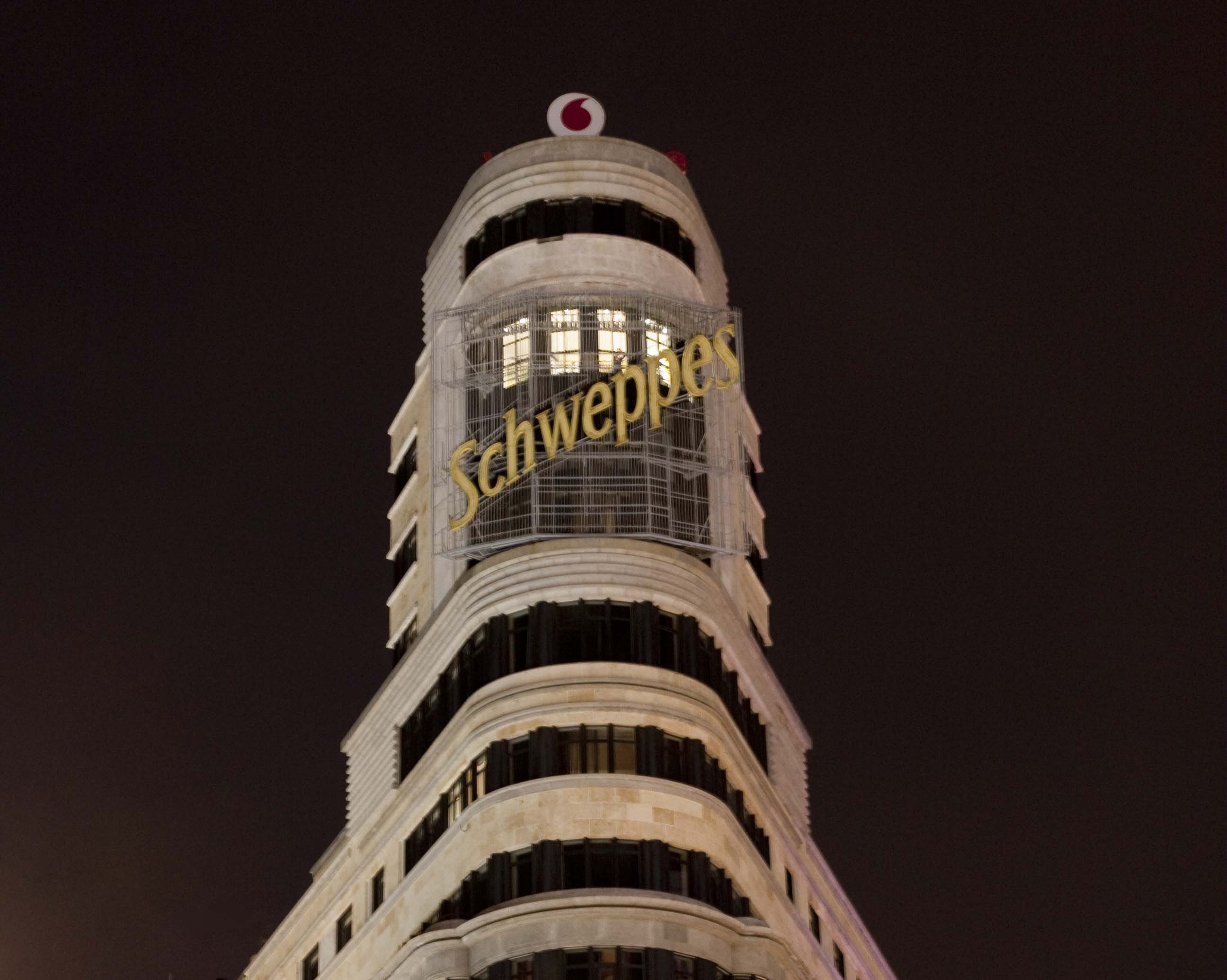 Suntory Beverage & Food Spain se une a ‘La Hora del Planeta’ y apagará el luminoso de Schweppes de la Gran Vía