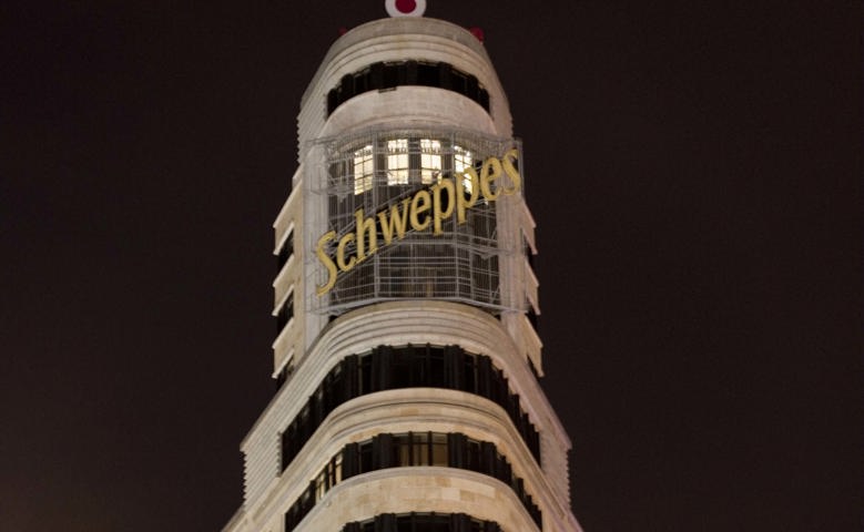 Suntory Beverage & Food Spain se une a ‘La Hora del Planeta’ y apagará el luminoso de Schweppes de la Gran Vía