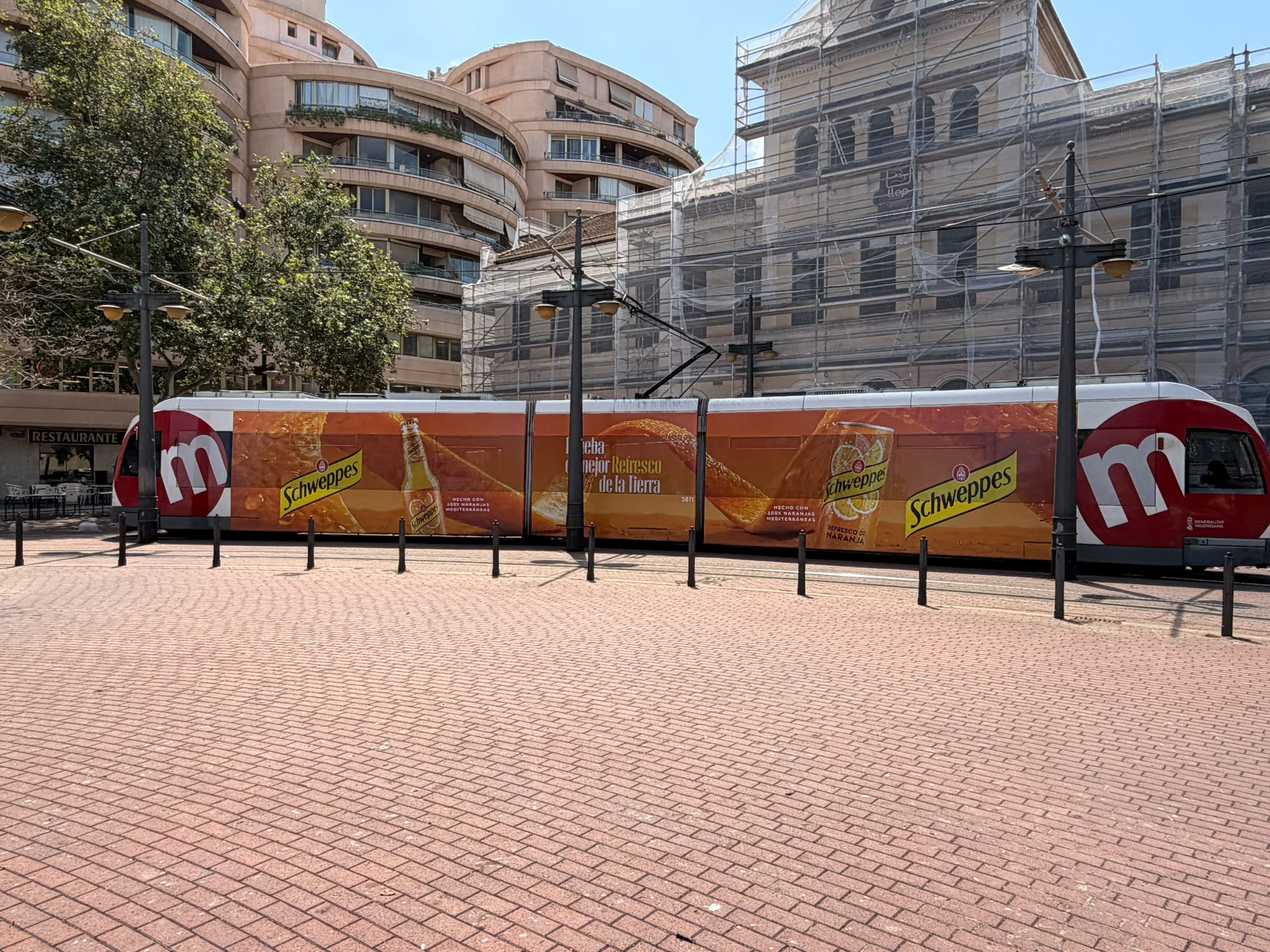 Suntory Beverage & Food Iberia pone en valor el origen mediterráneo de la gama de cítricos de Schweppes® con su mayor campaña de publicidad exterior 